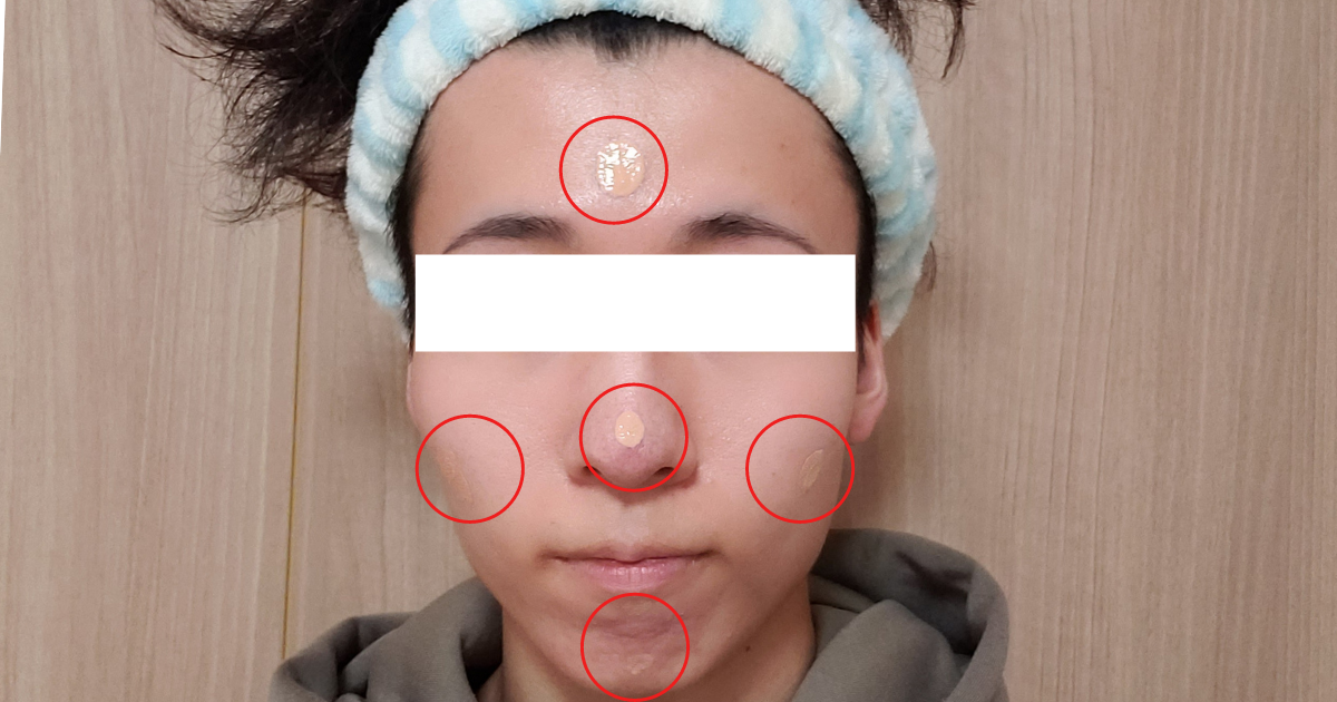 BBクリームを顔の5カ所に置く